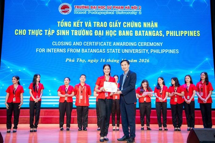 TS Bùi Kiên Cường - Phó Bí thư Đảng ủy, Phó Hiệu trưởng HPU2 trao Giấy chứng nhận cho các thực tập sinh Philippines.