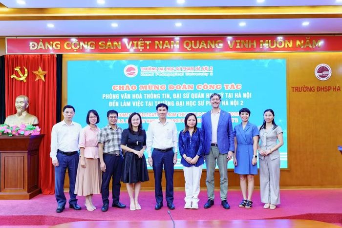Đại diện Phòng Văn hóa thông tin, Đại sứ quán Hoa Kỳ tại Hà Nội thăm và làm việc tại HPU2.