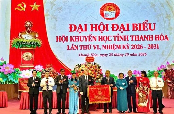 Lãnh đạo Hội Khuyến học Việt Nam trao Cờ Thi đua xuất sắc giai đoạn 2021-2026 cho Hội Khuyến học tỉnh Thanh Hóa.