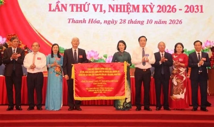 Phó Chủ tịch Thường trực Ủy ban MTTQ Đỗ Thị Toán trao bức trướng của Tỉnh ủy, HĐND, UBND, Ủy ban MTTQ tỉnh cho Hội Khuyến học tỉnh Thanh Hóa.