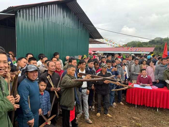 Thi bắn nỏ trong khuôn khổ Ngày hội Văn hóa, thể thao các dân tộc xã Sín Thầu.