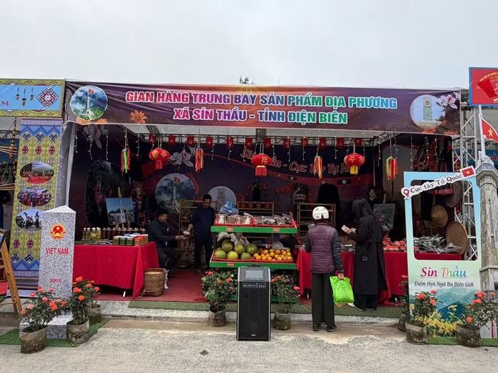 Xã Sín Thầu tham gia các hoạt động Văn hóa, văn nghệ; gian hàng trưng bày sản phẩm địa phương trong khuôn khổ Lễ hội ném còn ba nước Việt Nam - Lào - Trung Quốc năm 2025.