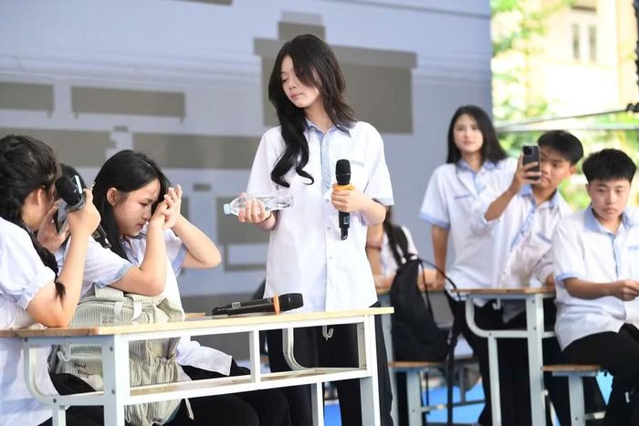 Học sinh Trường THPT Hà Huy Tập trong tiểu phẩm với tình huống giả định mâu thuẫn trong học đường.