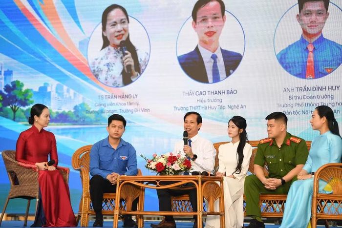 Các khách mời, chuyên gia, nhà giáo trả lời câu hỏi của học sinh liên quan đến nhận diện, xử lý tình trạng bạo lực trong học sinh.