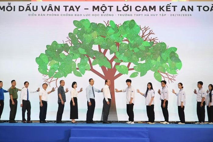 Đại diện lãnh đạo Sở GD&ĐT Nghệ An, giáo viên, chuyên gia và học sinh cùng in dấu vân tay lên bảng cam kết thể hiện quyết tâm chung tay phòng chống bạo lực học đường.