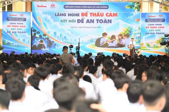 Diễn đàn trao đổi về chủ đề phòng chống bạo lực học đường với sự tham gia trực tiếp của hơn 1.000 học sinh Trường THPT Hà Huy Tập, Nghệ An.