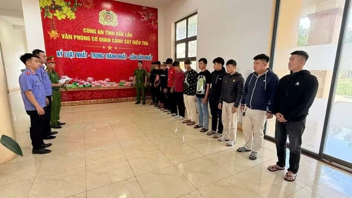 Nhóm bị can tại cơ quan công an. (Ảnh: S.Đ)