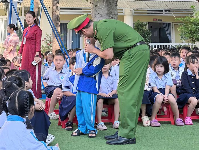 Học sinh được khuyến khích trao đổi trực tiếp những lo lắng về bạo lực học đường. (Ảnh: NT)