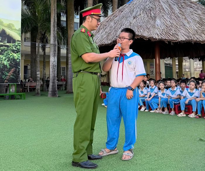 Học sinh đặt câu hỏi cho các chiến sĩ Công an. (Ảnh: NT)