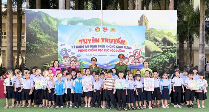 Ban tổ chức chương trình giao lưu với các em học sinh. (Ảnh: NT)