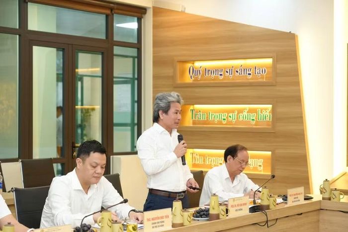 PGS.TS Võ Văn Minh, Hiệu trưởng Trường Đại học Sư phạm - Đại học Đà Nẵng báo cáo tại buổi làm việc.