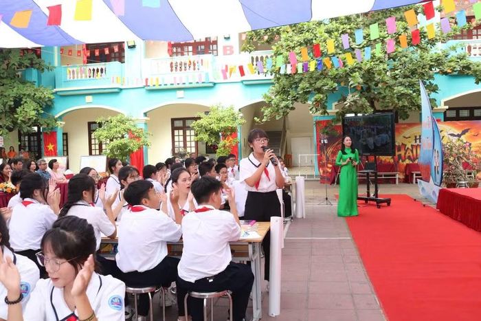 Cô giáo Đỗ Thị Quyên và học sinh 8B1 lên lớp minh hoạ bài học Toán 8 “Vận dụng tính chất hình thoi, hình vuông trong thiết kế sản phẩm STEM”.