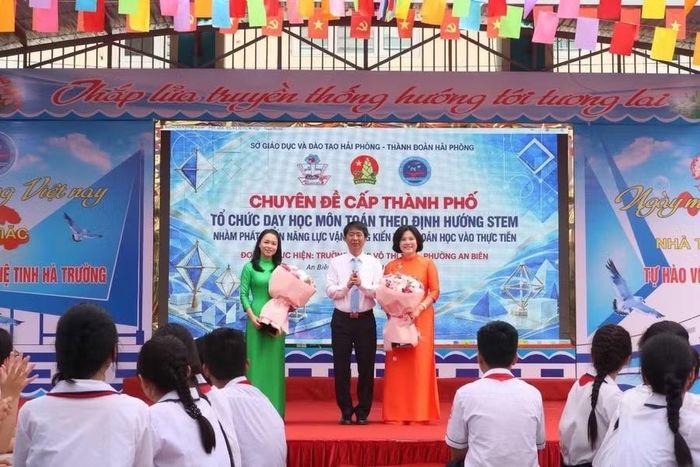 Ông Đỗ Duy Hưng, Phó Giám đốc Sở GD&ĐT Hải Phòng tặng hoa nhà trường trong chuyên đề cấp thành phố.