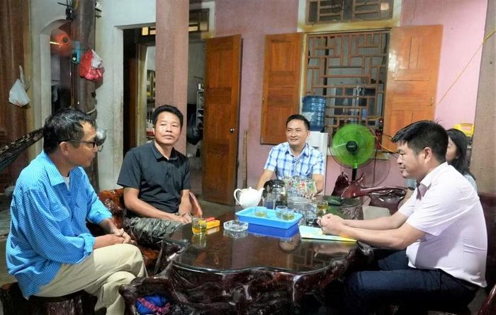 Cán bộ Ngân hàng chính sách xã hội Thanh Chương (Nghệ An) đến nhà tư vấn cho lao động người dân tộc thiểu số vùng tái định cư về các chính sách vay vốn ưu đãi đi làm việc tại nước ngoài theo hợp đồng. Ảnh: Hồ Lài