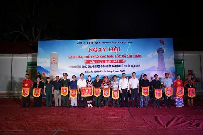 Ông Đặng Thành Huy - Bí thư Đảng ủy xã (thứ 7 tính từ bên trái) và ông Nguyễn Văn Thắng - Chủ tịch UBND xã Sín Thầu (thứ 7 tính từ bên phải) cùng lãnh đạo Đảng ủy, UBND xã trao cờ lưu niệm cho các đoàn tham gia Ngày hội Văn hóa, Thể thao các dân tộc xã Sín Thầu lần thứ I, năm 2026.