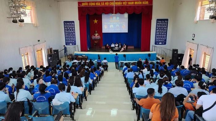 Sinh viên, học viên ở Cà Mau tham gia Tọa đàm định hướng nghề nghiệp, việc làm.
