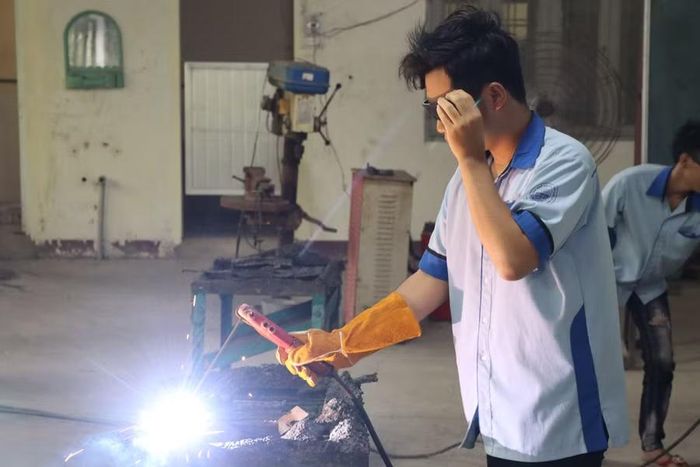 Học viên thực hành nghề hàn tại Trường Cao đẳng Cà Mau.