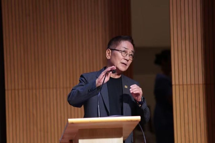 TS. Dong Su Yi, Phó Trưởng Khoa Thiết kế Truyền thông, Trường Công nghệ và Thiết kế UEH chia sẻ tại chương trình. Ảnh: NTCC.
