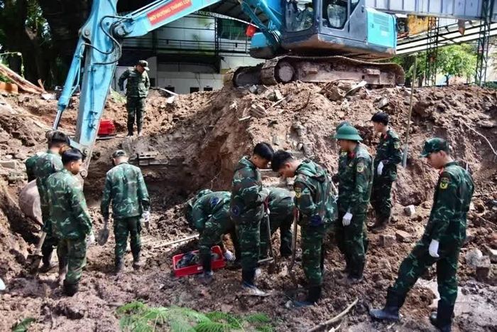 Đội Quy tập hài cốt liệt sĩ thuộc Bộ Tư lệnh TP. Hồ Chí Minh thực hiện công tác tìm kiếm, quy tập hài cốt liệt sĩ tại Khu B, Công viên Lê Thị Riêng. (Nguồn: TTXVN)
