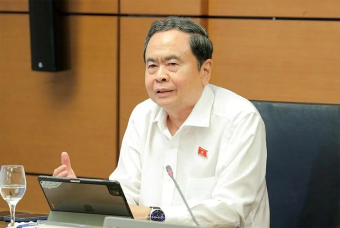 Chủ tịch Quốc hội Trần Thanh Mẫn nhấn mạnh cần phân biệt rõ hành vi trưng bày, tiếp thị trực tiếp với việc niêm yết giá và sử dụng tên thương mại hợp pháp.