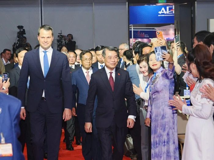 Thủ tướng Chính phủ Lê Minh Hưng và ông Stephan Mergenthaler, Giám đốc điều hành Diễn đàn Kinh tế Thế giới (WEF), tham dự Diễn đàn Kinh tế mùa Thu 2026.