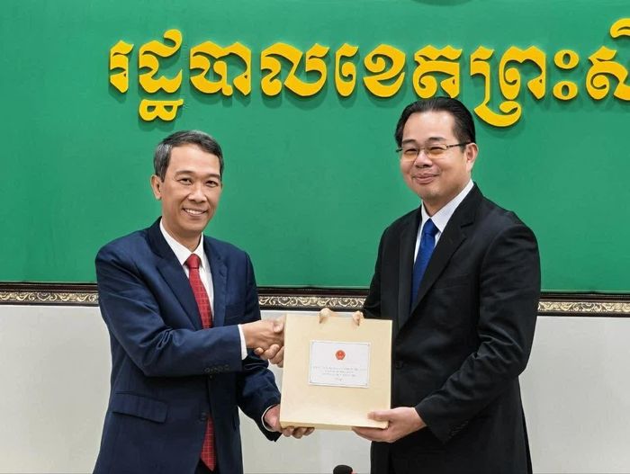 Tổng Lãnh sự Nguyễn Trung Hiếu và Bí thư Đảng bộ CPP tỉnh Preah Sihanouk, Tỉnh trưởng Mang Sineth trao quà lưu niệm. (Nguồn: TLSQ Việt Nam tại Sihanoukville)