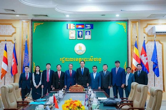 Hai bên chụp ảnh kỷ niệm. (Nguồn: TLSQ Việt Nam tại Sihanoukville)