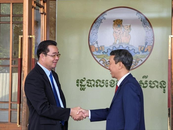 Tỉnh trưởng tỉnh Preah Sihanouk Mang Sineth chào đón Tổng Lãnh sự Nguyễn Trung Hiếu tại Tòa Thị chính. (Nguồn: TLSQ Việt Nam tại Sihanoukville)