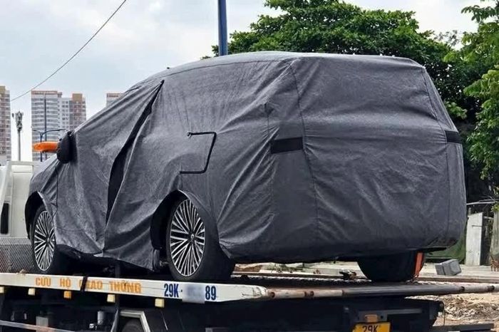 Chiếc Volkswagen ID. Era 9X được vận chuyển bằng xe cứu hộ tại Việt Nam.