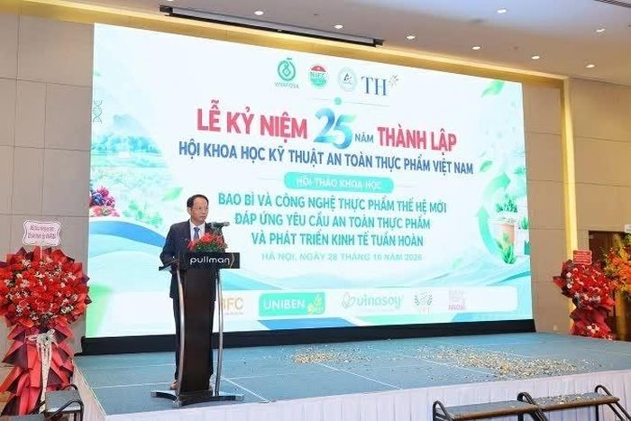 Ông Lê Văn Giang, Chủ tịch Hội Khoa học Kỹ thuật an toàn thực phẩm Việt Nam phát biểu tại Hội thảo. (Ảnh: Hồng Châu)