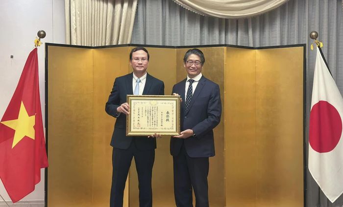 Đại sứ Nhật Bản tại Việt Nam Ito Naoki trao Bằng khen của Bộ trưởng Ngoại giao Nhật Bản cho đại diện Nhà xuất bản Kim Đồng. (Ảnh: Trung Anh)