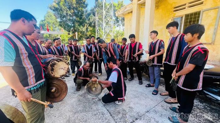 Các học viên hăng say học hỏi kỹ thuật chỉnh, đánh chiêng từ các nghệ nhân