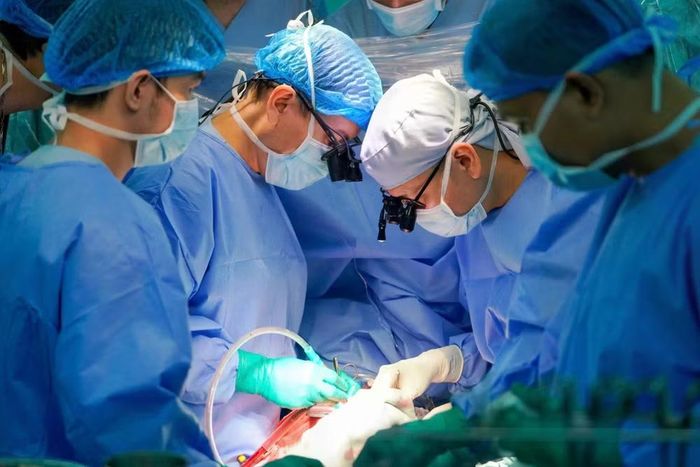 GS Định cùng ê kíp thực hiện ghép tim cho bệnh nhi. Ảnh: BVCC