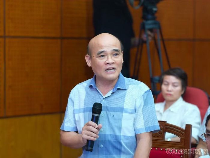 Ông cũng bày tỏ không đồng tình với những hình ảnh, lời lẽ công kích cá nhân lãnh đạo ngành y tế. Theo ông, phản biện chính sách cần tập trung vào nội dung, căn cứ khoa học, tác động pháp lý và các biện pháp bảo vệ quyền lợi của người dân.