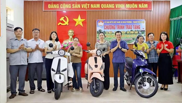 UBND - Ủy ban MTTQ Việt Nam xã Đoài Phương (TP Hà Nội) trao phương tiện sản xuất và hỗ trợ sinh kế, tiếp thêm động lực để các hộ nghèo phát triển kinh tế gia đình - Ảnh: N.P.