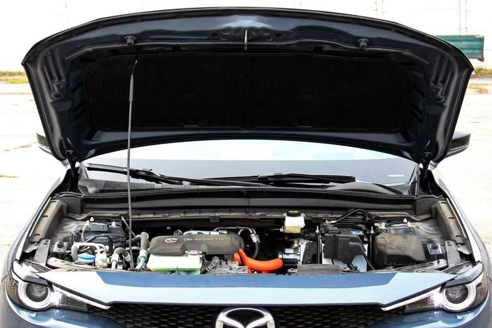 Mở nắp capo xe khi bình ắc quy hết điện giúp kiểm tra và xử lý sự cố nhanh chóng dù cửa bị khóa cứng. Ảnh: SlashGear
