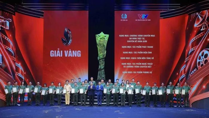Các tác giả, đại diện nhóm tác giả nhận giải Vàng tại Liên hoan Truyền hình, Phát thanh, Điện ảnh Công an nhân dân lần thứ XV năm 2026. Ảnh: Kiên Phạm