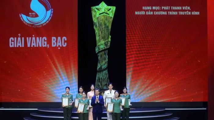 Trao giải Vàng, giải Bạc cho các thí sinh xuất sắc ở hạng mục phát thanh viên, người dẫn chương trình truyền hình. Ảnh: Kiên Phạm