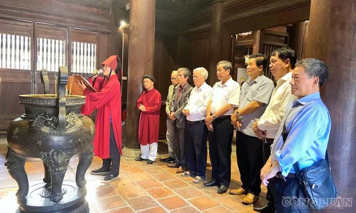 Đại biểu dâng hương tại Văn Miếu - Quốc Tử Giám