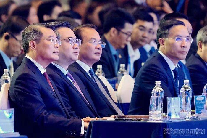 Thủ tướng Lê Minh Hưng và Trưởng ban Chính sách, Chiến lược Trung ương Nguyễn Thanh Nghị cùng các đại biểu tham dự Diễn đàn Kinh tế Mùa thu 2026. Ảnh: CK.