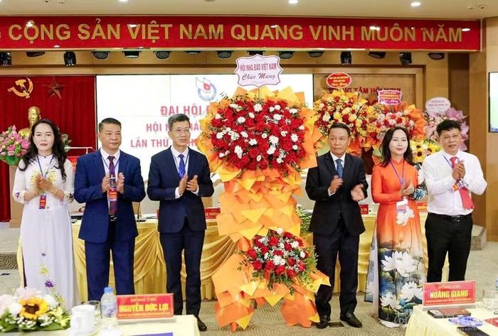 Ông Nguyễn Đức Lợi, nguyên Ủy viên Trung ương Đảng, Phó Chủ tịch Thường trực Hội Nhà báo Việt Nam tặng hoa chúc mừng Đại hội. Ảnh: TV