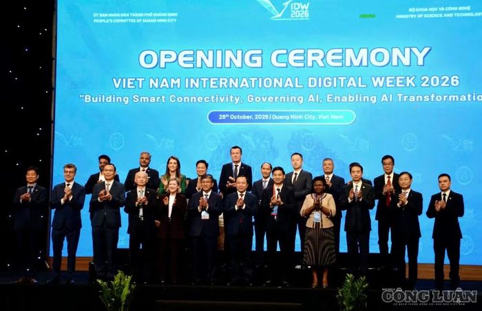 Lãnh đạo các bộ, ngành, địa phương và đại biểu quốc tế chụp ảnh lưu niệm tại lễ khai mạc Tuần lễ Số Quốc tế Việt Nam 2026.