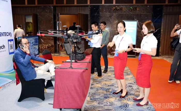 Khách mời và đại biểu trải nghiệm các giải pháp công nghệ số và ứng dụng AI tại không gian triển lãm bên lề sự kiện.