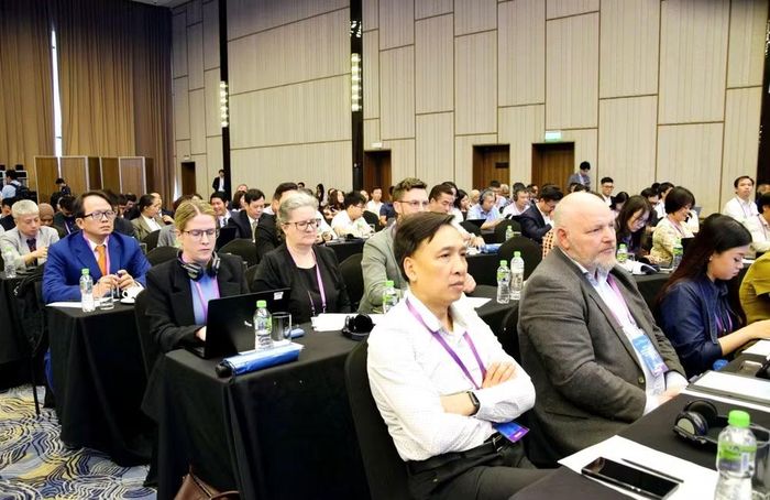 Các đại biểu chăm chú theo dõi chương trình khai mạc.