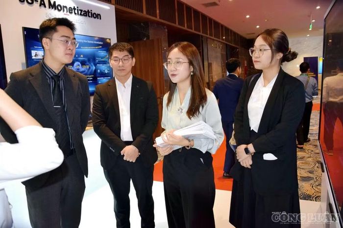 Các đại biểu trẻ thảo luận ngoài lề hội nghị.