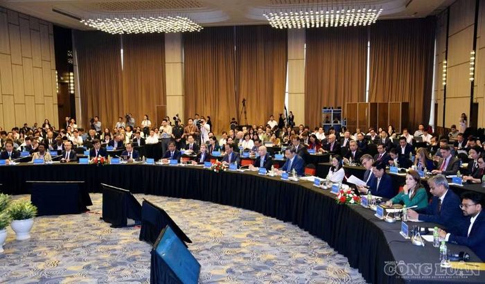  Đông đảo đại biểu trong nước và quốc tế tham dự phiên thảo luận bàn tròn trong khuôn khổ Tuần lễ Số Quốc tế Việt Nam 2026 tại thành phố Quảng Ninh. 