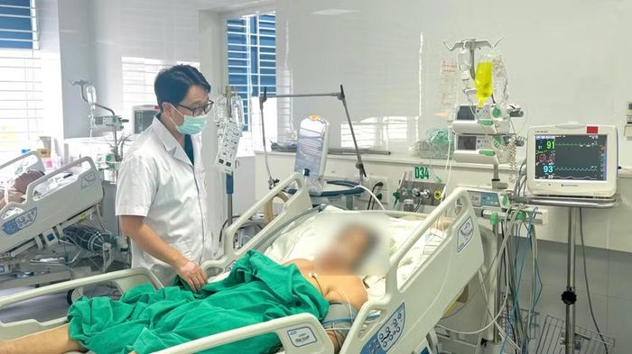 Thời điểm nhập viện, người bệnh đỏ da toàn thân, sốt 38 độ C, mạch nhanh 145 lần/phút, huyết áp chỉ còn 70/40 mmHg. Các bác sĩ chẩn đoán sốc phản vệ, chưa loại trừ sốc nhiễm khuẩn. Bệnh nhân phải sử dụng thuốc vận mạch, lọc máu liên tục, đặt ống nội khí quản và thở máy. Ảnh: Thanh Đặng