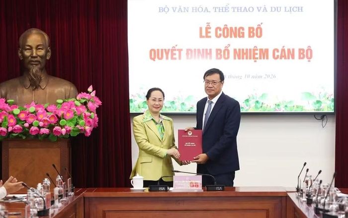 Bộ trưởng Lâm Thị Phương Thanh trao quyết định điều động, bổ nhiệm tân Chánh Văn phòng Bộ VHTTDL Đặng Hà Việt. Ảnh: Trần Huấn