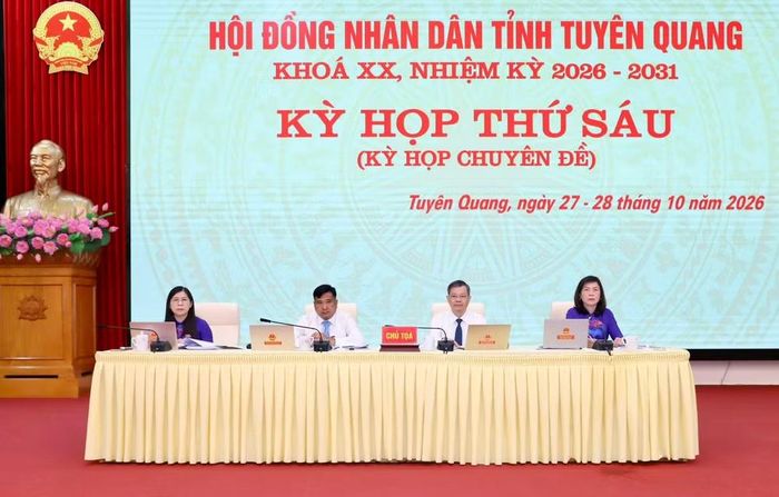Chủ tọa điều hành kỳ họp. Ảnh: tuyenquang.gov.vn