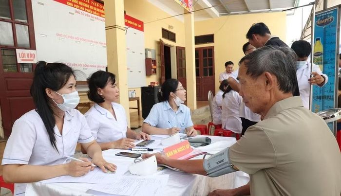 Khám sức khỏe cho người dân xã Phú Long. Ảnh: Báo Ninh Bình.